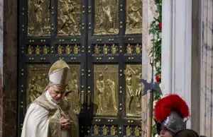 El papa León XIV da por terminado el año del Jubileo al cerrar la Puerta Santa de la basílica de San Pedro en el Vaticano