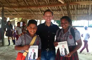 Un docente colombiano entre los 10 finalistas del Global Teacher Prize, el premio al mejor profesor del mundo: él es Joshue Castellanos