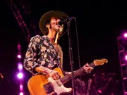 ‘Los sueños son alcanzables, pero te hace falta tener suerte’: el cantante español Leiva llega a Colombia