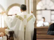 ¿Extender y abrir las manos o juntarlas durante el Padrenuestro en la misa? Sacerdote lo explica