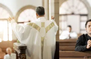 ¿Extender y abrir las manos o juntarlas durante el Padrenuestro en la misa? Sacerdote lo explica