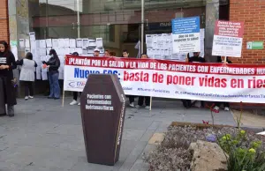 ‘La vida de los pacientes no puede esperar’: pacientes con enfermedades raras protestan en Bogotá y exigen a Nueva EPS cumplir el derecho a la salud