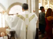 Ni arrodillarse ni hacer genuflexión: lo que debe hacer si llega a una misa que ya ha comenzado en la iglesia
