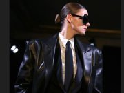 La corbata se reinventa y conquista el armario femenino