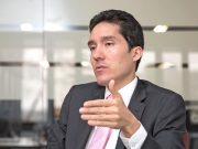El problema central no es solo cuánto se debe, sino cuánto cuesta servir esa deuda: Mejía