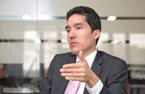 El problema central no es solo cuánto se debe, sino cuánto cuesta servir esa deuda: Mejía