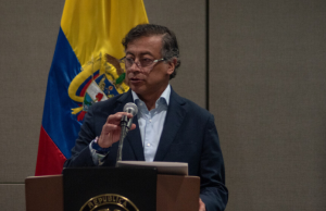 Por 48,8% de imagen positiva, Petro habla de reelección
