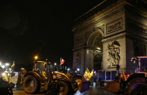 Los tractores se tomaron París en protesta por el acuerdo UE-Mercosur
