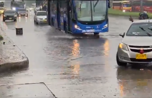 Fuertes lluvias causan inundaciones y afectan vías principales en Bogotá