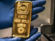 Oro supera la barrera histórica de 5.000 dólares