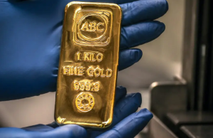 Oro supera la barrera histórica de 5.000 dólares