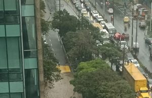 Por aguacero, colapsan movilidad y servicio de energía en varios sectores de El Poblado