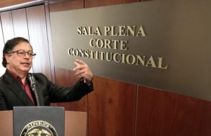 C. Constitucional suspende provisionalmente decreto de emergencia económica