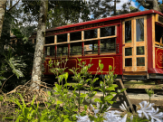 Preparan vagón del tranvía en el Museo del Transporte