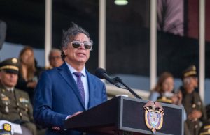 Rechazan posición de Petro sobre volver a tomar las armas