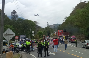 Vía al Llano: cierre en el K25+700 por manifestaciones en Cáqueza