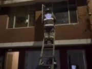 Rescatan niña que pedia ayuda por la ventana de una casa en Kennedy