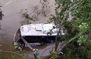 Un muerto tras caída de bus al río Magdalena en Huila