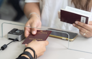 Varias oficinas de pasaportes en Bogotá suspenden servicio