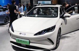 Ventas de Tesla bajan en 2025 y BYD lidera el mercado de autos eléctricos
