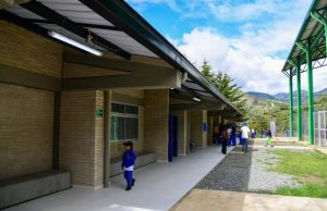 Avanzan mejoras locativas en dos mil sedes educativas de Antioquia