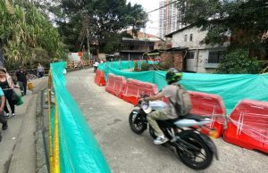 Habilitan carril unidireccional para motos y peatones en puente La Limona, en Itagüí
