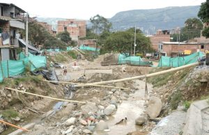 Iniciaron seis nuevas obras hidráulicas en quebradas de Medellín; la meta es intervenir 91 afluentes