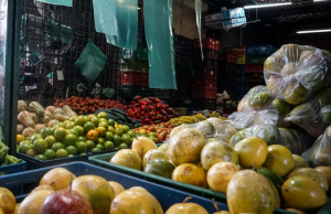 Tras aumento del mínimo, Gobierno evalúa medida de control de precios