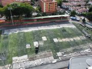 Avanza mantenimiento a cancha de fútbol El Dorado, en Envigado