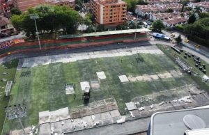 Avanza mantenimiento a cancha de fútbol El Dorado, en Envigado