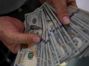 Precio del dólar cae $42,69 y llega a niveles de 2021 por tasas de interés