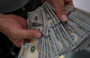 Precio del dólar cae $42,69 y llega a niveles de 2021 por tasas de interés