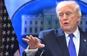 Tras fallo adverso a su política arancelaria, Trump anuncia impuesto del 10%