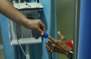 Pacientes piden al Gobierno centrarse en resolver la crisis y no en debates políticos; Minsalud responde que la responsabilidad recae sobre las EPS