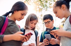¿Va el mundo camino a prohibir las redes sociales a los menores de edad? España se suma con novedoso método