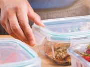 Calentar platos preparados en sus envases de plástico libera microplásticos y sustancias tóxicas, alerta un informe