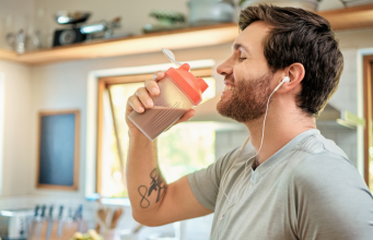 ¿Café con proteína? Expertos analizan beneficios y riesgos del ‘proffee’, la tendencia que conquista las mañanas