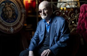 Salman Rushdie: ‘La muerte lleva tiempo acompañándome, pero he aprendido a sobrellevarla’
