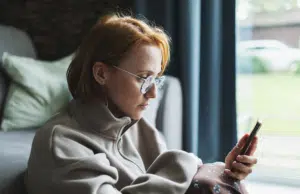 ‘Hablé con una IA sobre mi ansiedad y me sentí mejor’: por qué expertos advierten que esto no es terapia