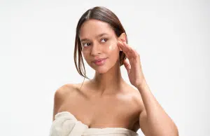 Ingredientes funcionales y rutinas diarias: una forma de enfrentar el daño ambiental en la piel y el cabello