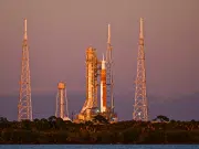 La Nasa retrasa el regreso del ser humano a la Luna por un problema técnico: el cohete y la nave volverán al hangar
