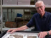 Roca que encontró joven en Australia resultó ser parte del dinosaurio más antiguo hallado en ese país
