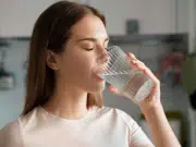 No hidratarse afecta al cerebro, genera deterioro cognitivo y la energía al día, advierten expertos