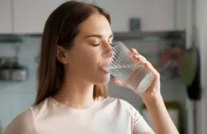 No hidratarse afecta al cerebro, genera deterioro cognitivo y la energía al día, advierten expertos