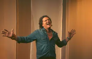 Con ‘Te dedico’, Carlos Vives vuelve a su faceta más romántica en el primer sencillo de su próximo álbum