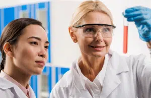 Brecha de género en la ciencia: Informe revela que los artículos científicos firmados por mujeres tardan más tiempo en revisarse