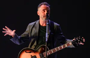 Jorge Drexler regresa con música nueva después de cuatro años, con la canción ‘Toco madera’