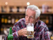 Neurocientífico asegura que las personas mayores de 65 años no deben consumir nada de alcohol