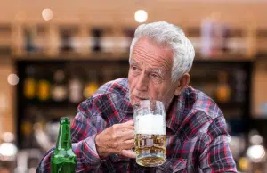 Neurocientífico asegura que las personas mayores de 65 años no deben consumir nada de alcohol
