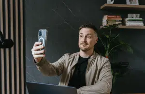 El ‘influencer’ de Instagram que les enseña a sus seguidores a invertir en la bolsa de EE. UU. desde el celular